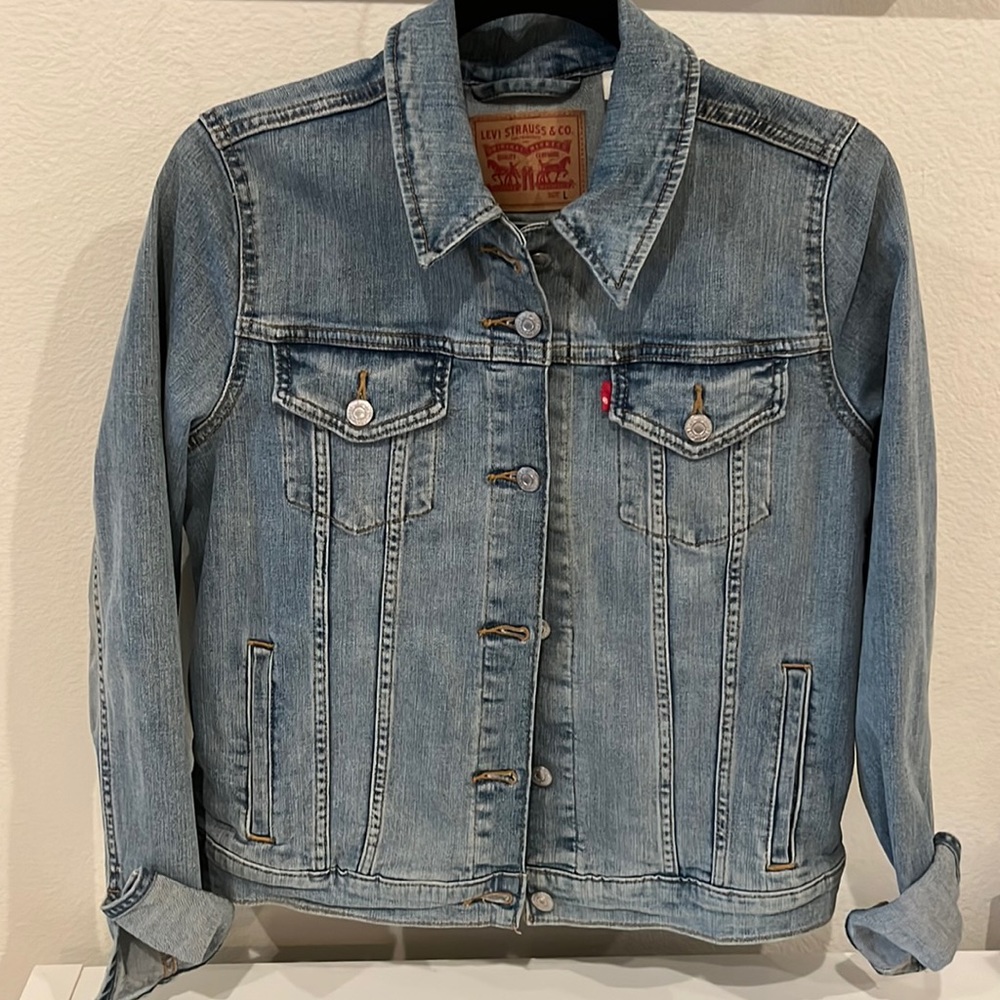 Levi’s women’s large denim jacket. NWOT. 5 pockets.